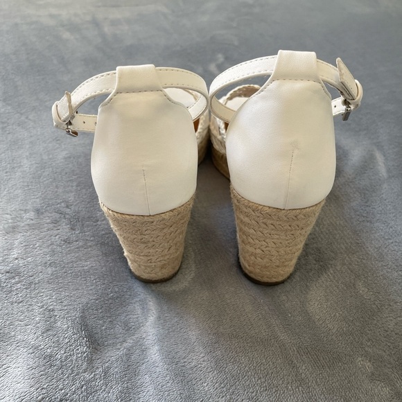 Beautiful white espadrille style ankle strap sandals - Picture 2 of 4